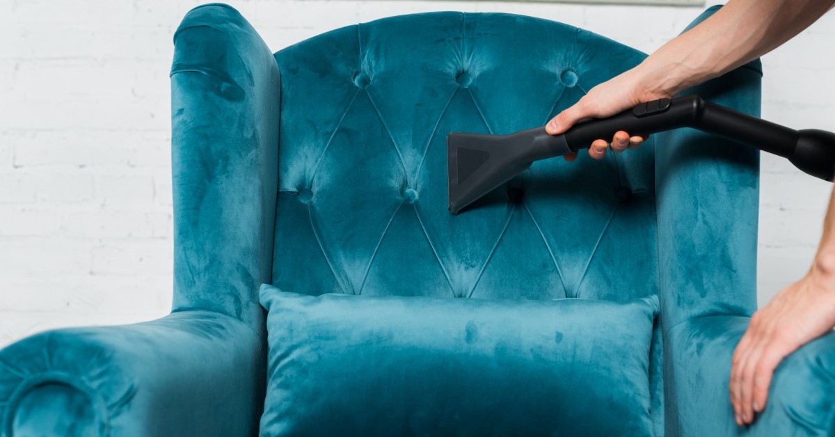 Почистване на дивани в София: Кога да го направите сами и кога да повикате професионалист?